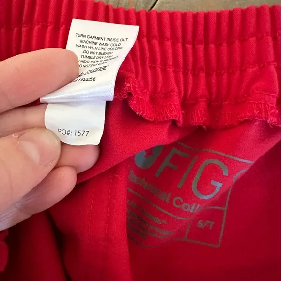 FIGS Yola Skinny Scrub Pants in Red, size S Tall - Picture 5 of 6